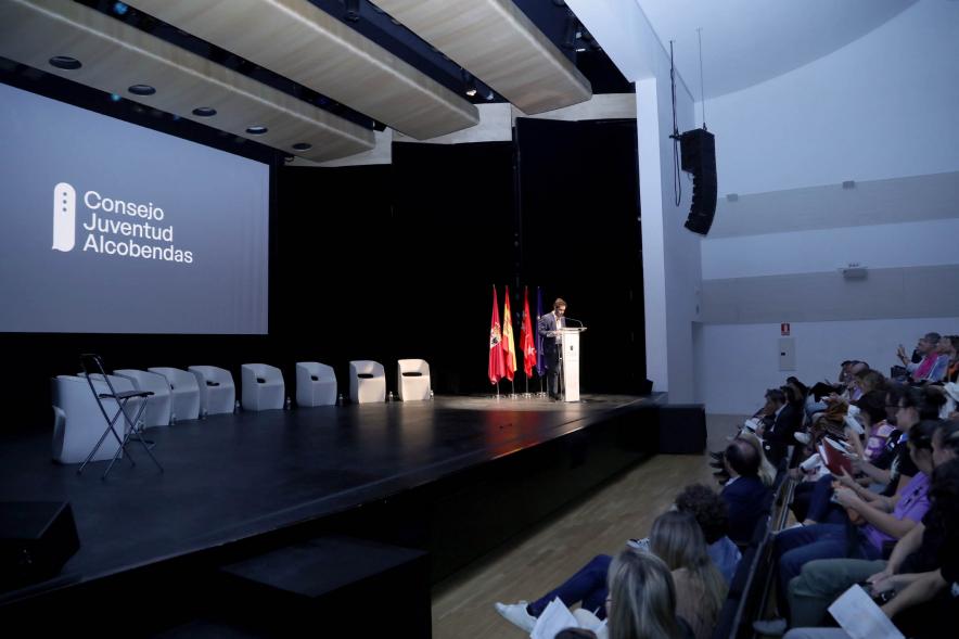 Acto sobre Salud Mental del Consejo de la Juventud de Alcobendas - Plano general del escenario  con el  presentador en el atril.