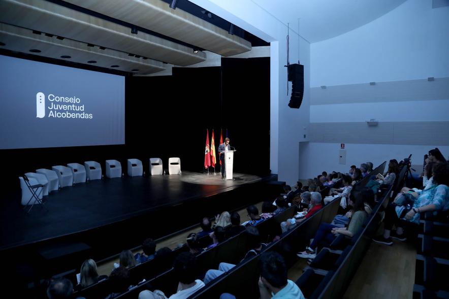 Acto sobre Salud Mental del Consejo de la Juventud de Alcobendas - Plano general del escenario  con el alcalde Retolaza  en el atril.