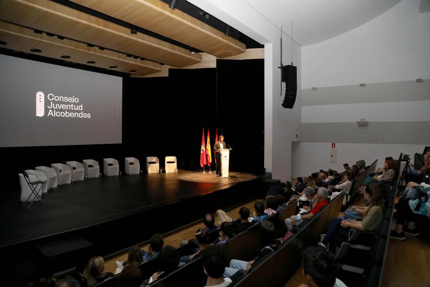 Acto sobre Salud Mental del Consejo de la Juventud de Alcobendas - Plano general del escenario y anfiteatro.