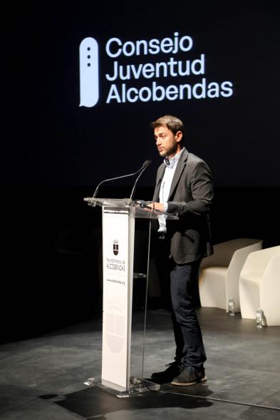 Acto sobre Salud Mental del Consejo de la Juventud de Alcobendas - Primer plano del discurso de un responsable del consejo de la Juventud.