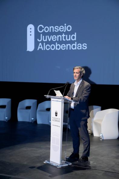 Acto sobre Salud Mental del Consejo de la Juventud de Alcobendas - Primer plano del discurso del alcalde Aitor Retolaza.