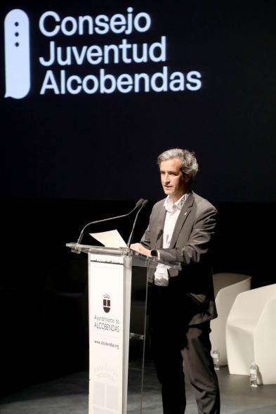 Acto sobre Salud Mental del Consejo de la Juventud de Alcobendas - Primer plano del discurso del alcalde Aitor Retolaza.