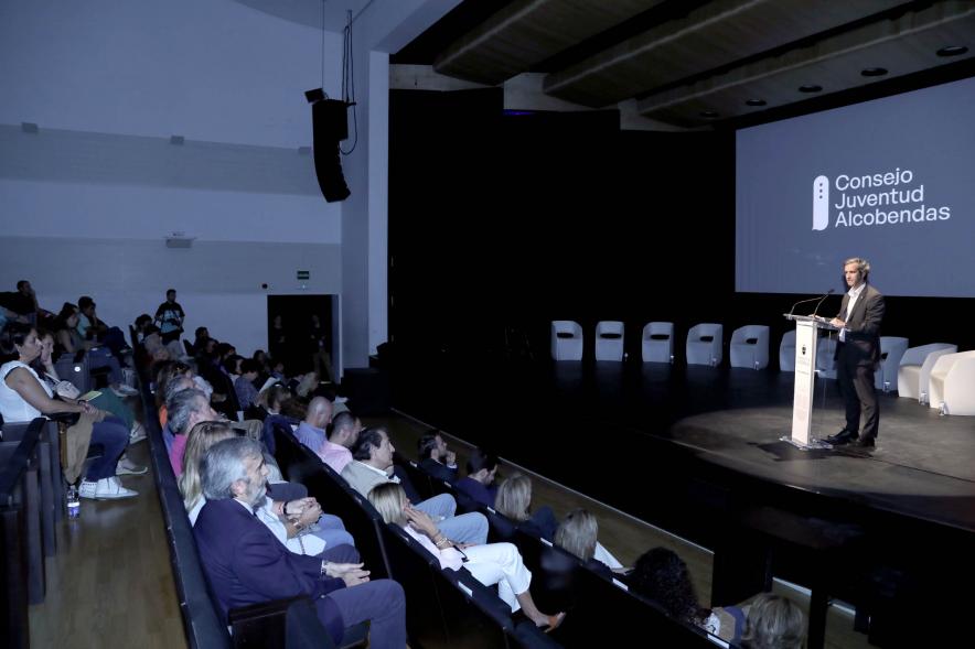 Acto sobre Salud Mental del Consejo de la Juventud de Alcobendas - Plano general del escenario  con el alcalde Retolaza  en el atril.