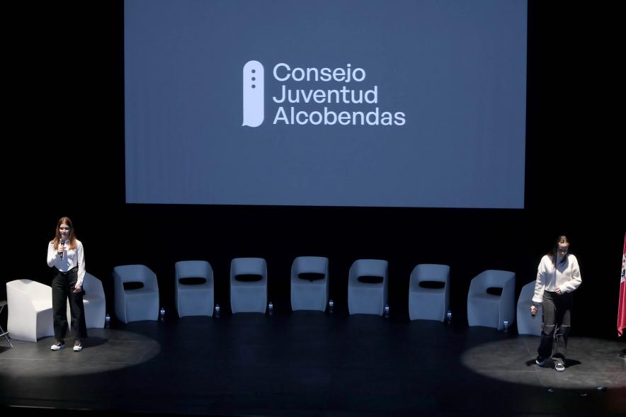 Acto sobre Salud Mental del Consejo de la Juventud de Alcobendas - Plano de dos jóvenes sobre el escenario escenificando  una situación.