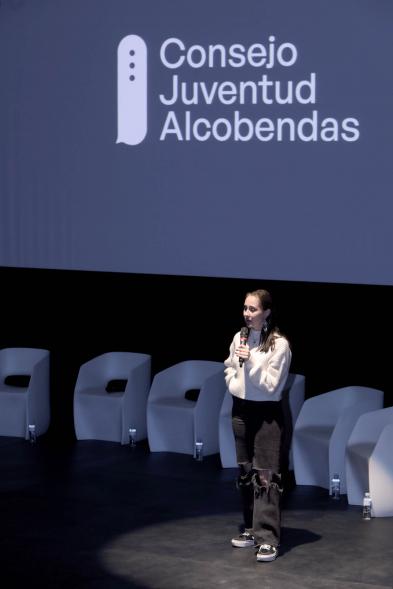 Acto sobre Salud Mental del Consejo de la Juventud de Alcobendas - Plano de una joven hablando.