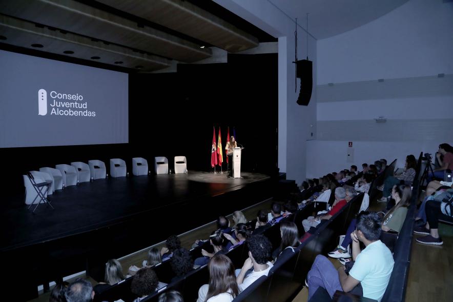 Acto sobre Salud Mental del Consejo de la Juventud de Alcobendas - Panorámica del teatro con una joven en el escenario y parte del público.