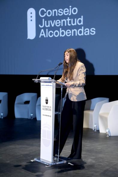 Acto sobre Salud Mental del Consejo de la Juventud de Alcobendas - Primer plano del discurso de una joven. 