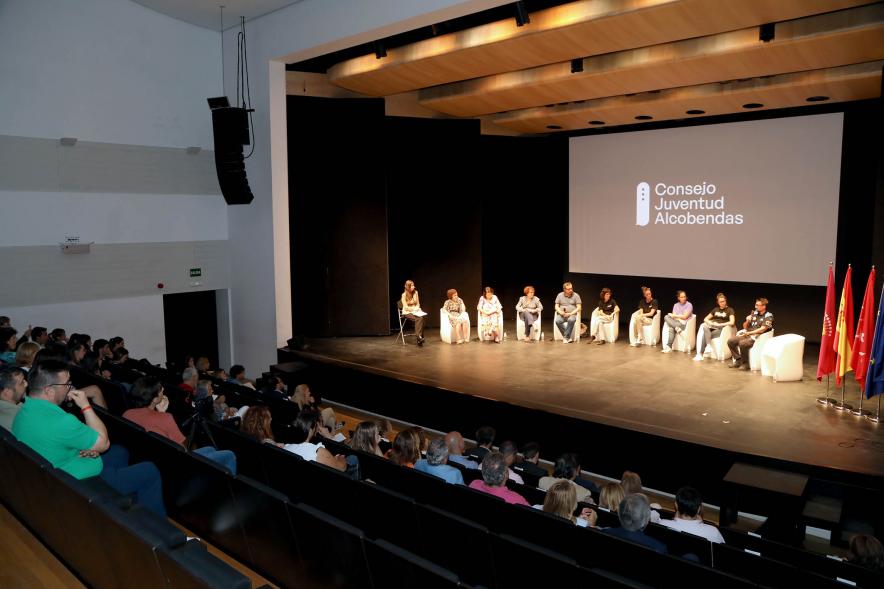 Acto sobre Salud Mental del Consejo de la Juventud de Alcobendas -  Plano general del escenario con los ponentes.