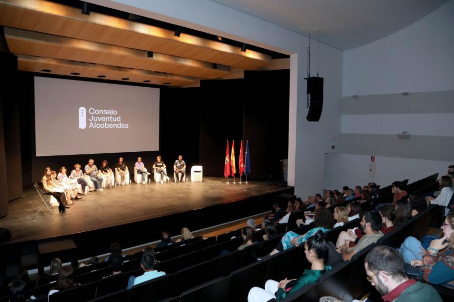 Acto sobre Salud Mental del Consejo de la Juventud de Alcobendas - Plano general del teatro. El escenario iluminado.