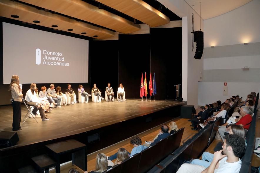 Acto sobre Salud Mental del Consejo de la Juventud de Alcobendas - Plano general del teatro. El escenario iluminado.