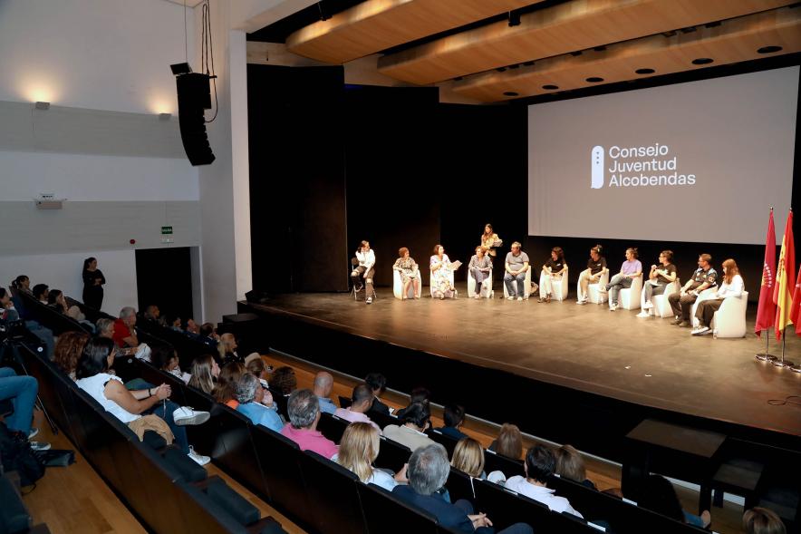 Acto sobre Salud Mental del Consejo de la Juventud de Alcobendas - Plano general del teatro. En el escenario los ponentes.