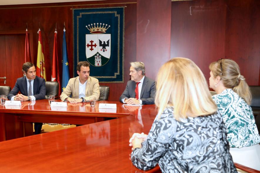 Firmantes charlan durante el encuentro