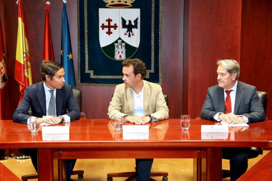 Firmantes charlan durante el encuentro