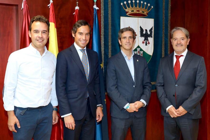 Firmantes posan tras la firma