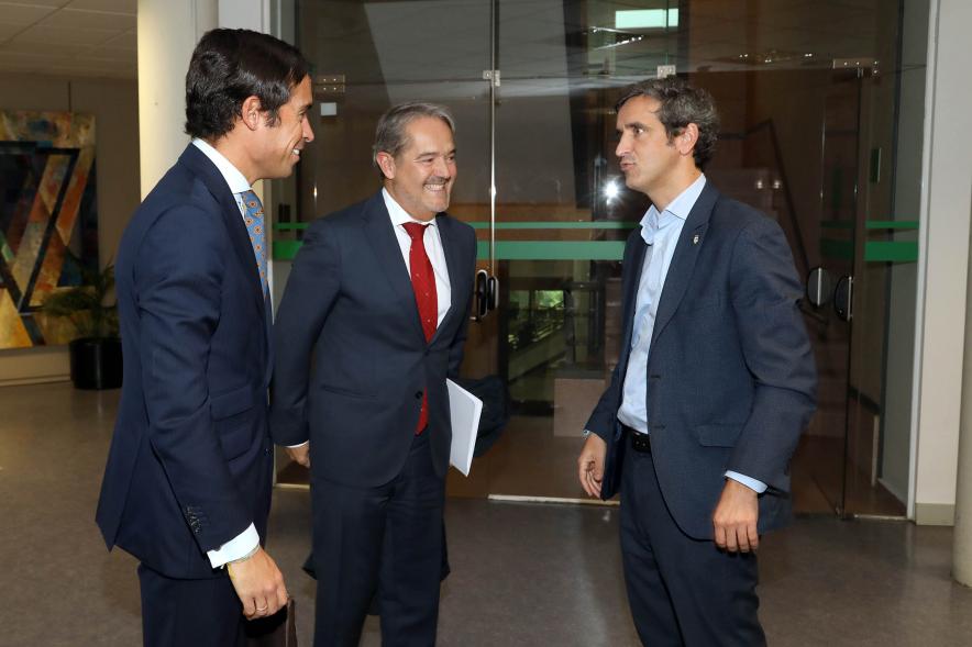 Asistentes saludándose antes del evento