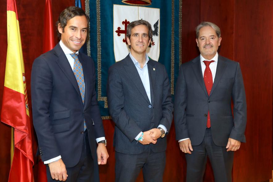 Firmantes posan tras la firma
