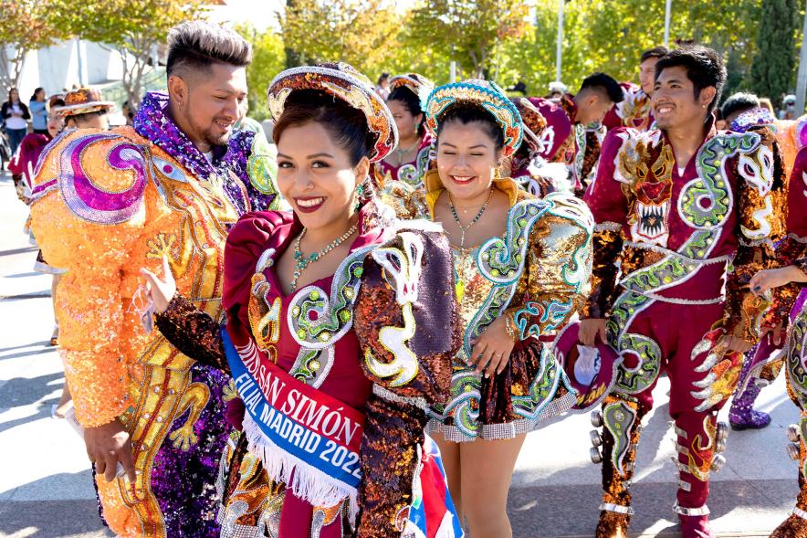 Desfile Festival Intercultural Día de la Hispanidad - Imagen de un grupo de participantes con el traje típico de su país.