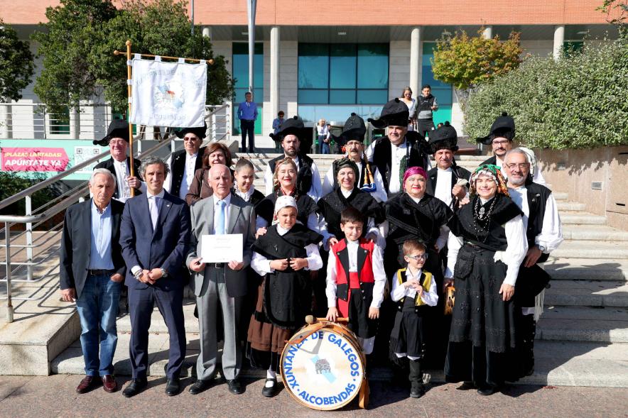 Desfile Festival Intercultural Día de la Hispanidad - Posado del alcalde Retolaza con los miembros de la Casa de Gallegos de Alcobendas.