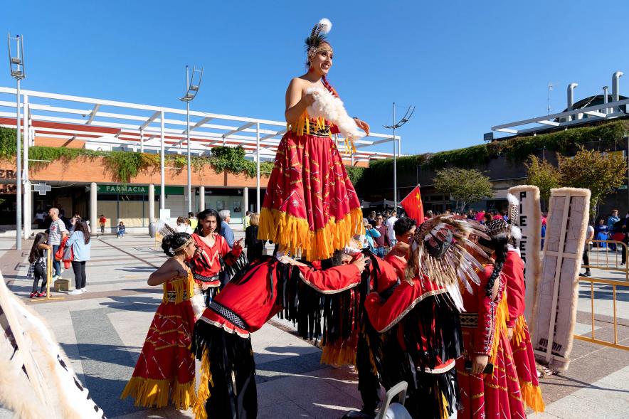   Desfile Festival Intercultural Día de la Hispanidad - Actuación de un  grupo folclórico hispanoamericano.
