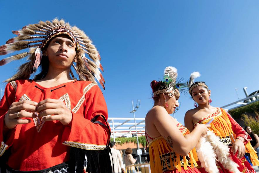 Desfile Festival Intercultural Día de la Hispanidad - Primer plano de varios participantes con el traje del país.