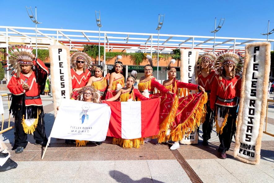 Desfile Festival Intercultural Día de la Hispanidad - Posado del grupo  cultural peruano Pieles Rojas.