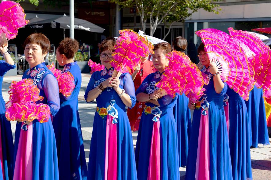 Desfile Festival Intercultural Día de la Hispanidad - Posado de un grupo cultural oriental.