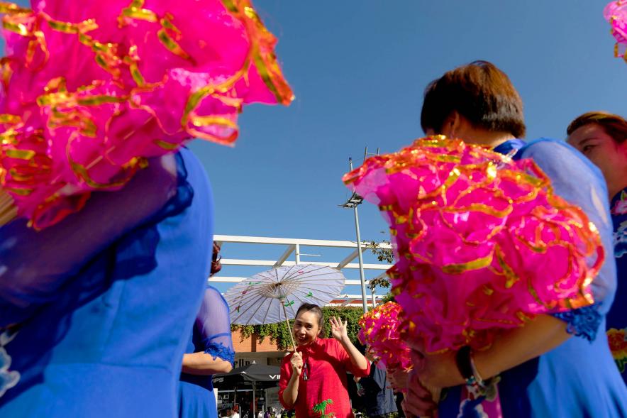 Desfile Festival Intercultural Día de la Hispanidad - Imagen del grupo cultural oriental.