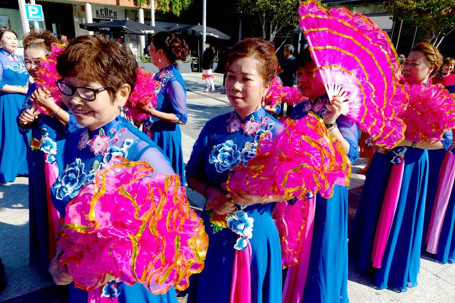 Desfile Festival Intercultural Día de la Hispanidad - Imagen del grupo cultural oriental.