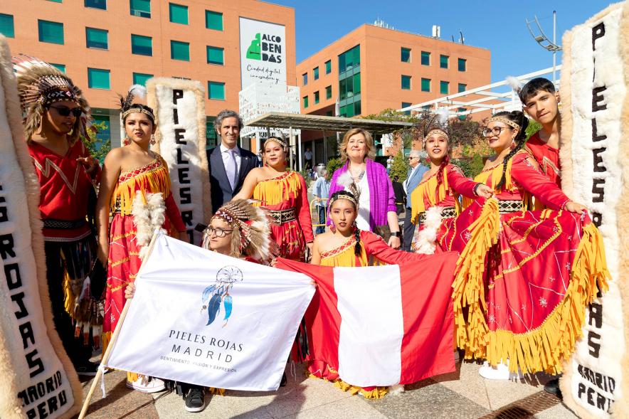 Desfile Festival Intercultural Día de la Hispanidad - Posado del grupo cultural Pieles Rojas de Perú, con el alcalde Retolaza.
