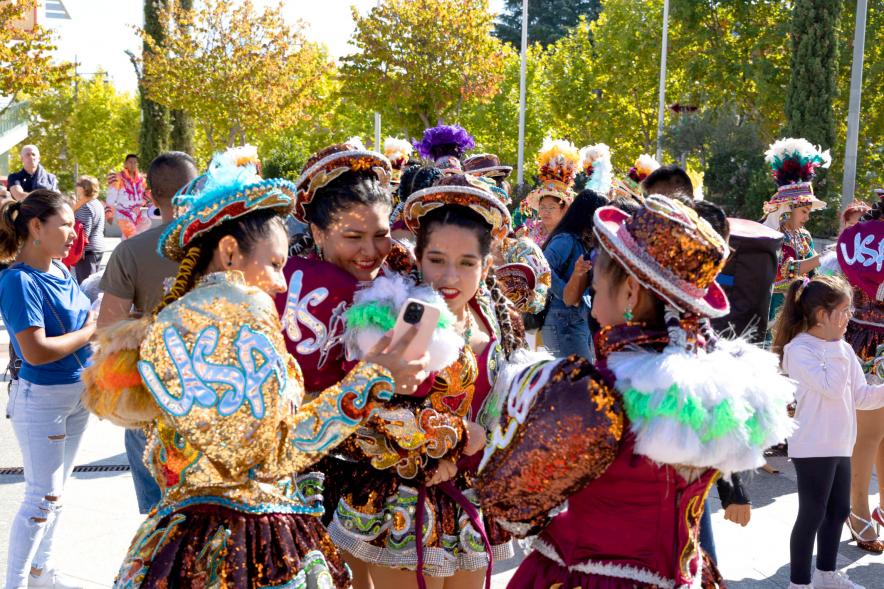Desfile Festival Intercultural Día de la Hispanidad - Imagen de  un grupo de participantes con el traje típico del su país.