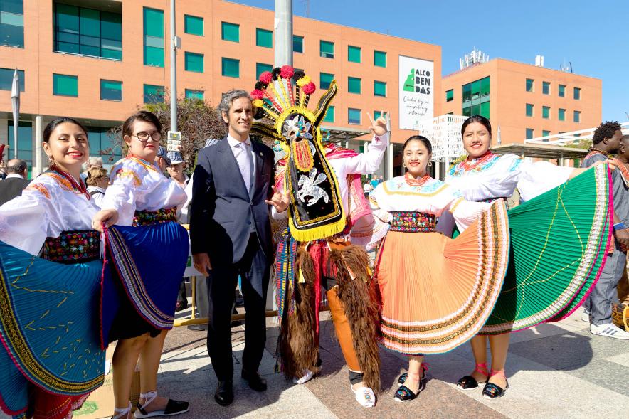 Desfile Festival Intercultural Día de la Hispanidad - Posado de un  grupo cultural hispanoamericano con el alcalde Retolaza. 