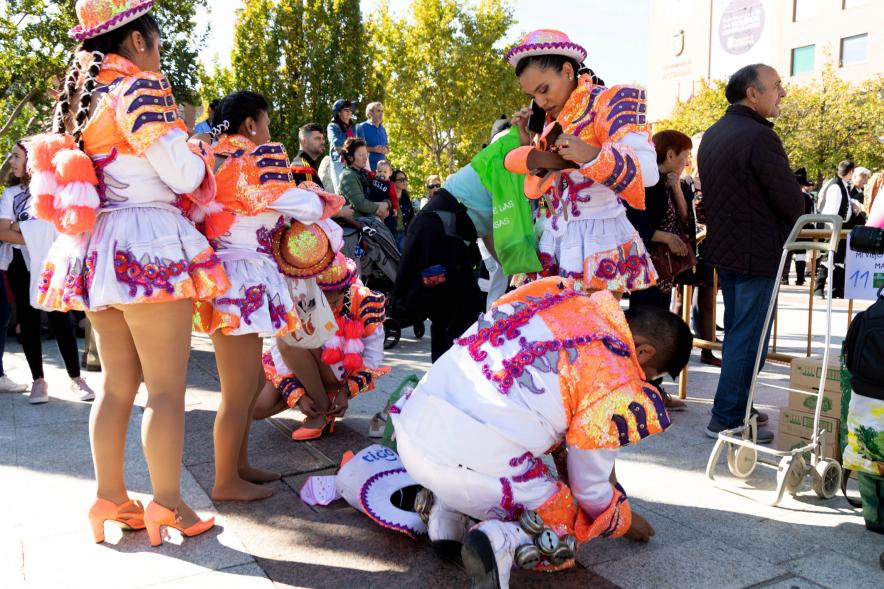Desfile Festival Intercultural Día de la Hispanidad -  Plano de un grupo cultural hispanoamericano.