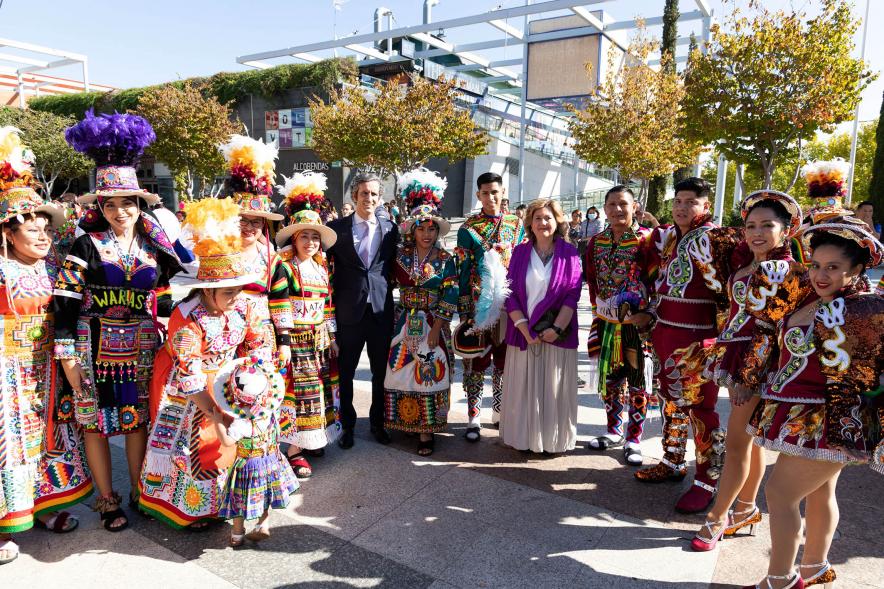 Desfile Festival Intercultural Día de la Hispanidad - Posado de varios grupos culturales hispanoamericanos con el alcalde Retolaza.