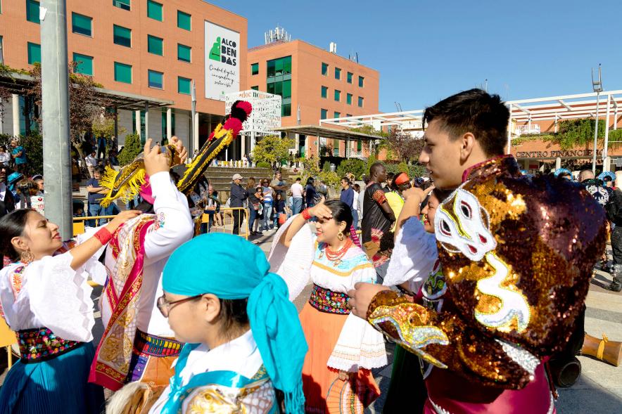 Desfile Festival Intercultural Día de la Hispanidad -  Plano de un grupo cultural hispanoamericano.