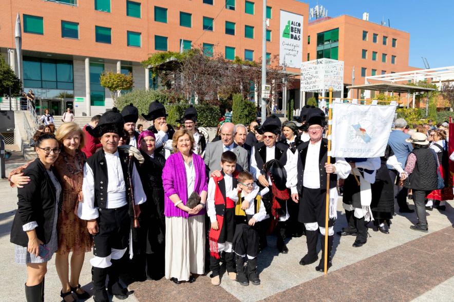 Desfile Festival Intercultural Día de la Hispanidad - Posado de la Casa de Galicia en Alcobendas con las concejales municipales.