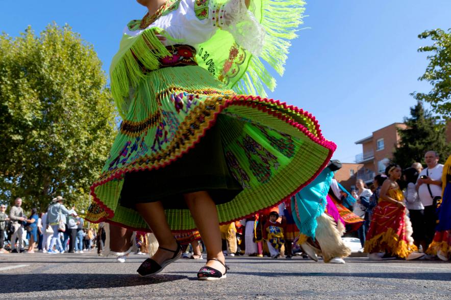 Desfile Festival Intercultural Día de la Hispanidad - Primer plano de un grupo folclórico. 