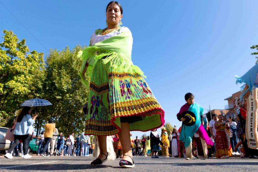 Desfile Festival Intercultural Día de la Hispanidad - Primer plano de un miembro de un grupo folclórico. 