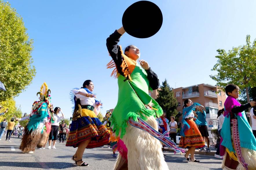 Desfile Festival Intercultural Día de la Hispanidad - Imagen de  un grupo de participantes con el traje típico del su país.