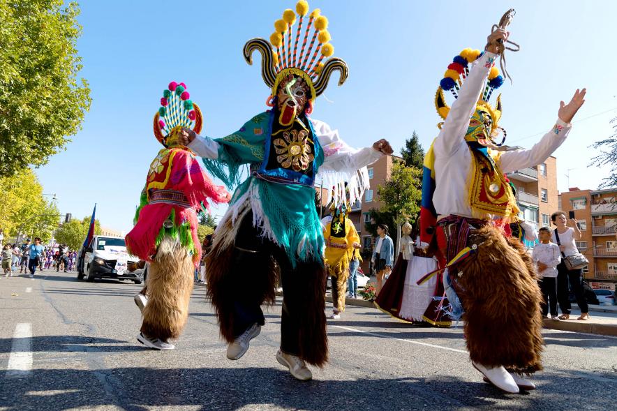 Desfile Festival Intercultural Día de la Hispanidad - Imagen de  un grupo de participantes con el traje típico del su país.