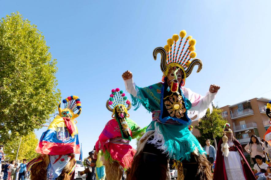 Desfile Festival Intercultural Día de la Hispanidad - Imagen de  un grupo de participantes con el traje típico del su país.