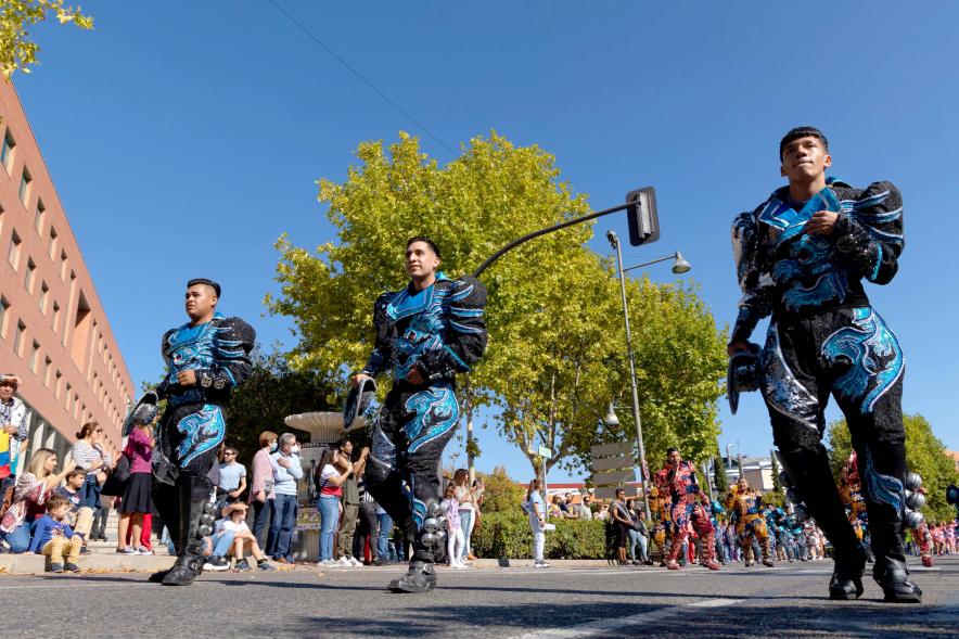 Desfile Festival Intercultural Día de la Hispanidad - Imagen de  un grupo de participantes con el traje típico del su país.