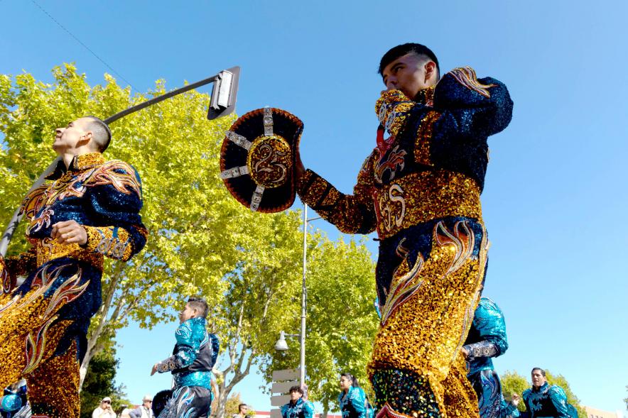 Desfile Festival Intercultural Día de la Hispanidad - Imagen de  un grupo de participantes con el traje típico del su país.