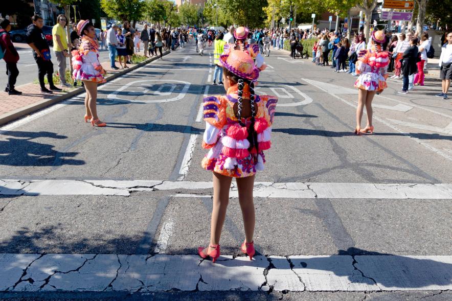  Desfile Festival Intercultural Día de la Hispanidad - Desfile de un  grupo folclórico hispanoamericano.