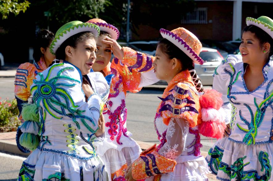 Desfile Festival Intercultural Día de la Hispanidad - Primer plano de un grupo folclórico. 