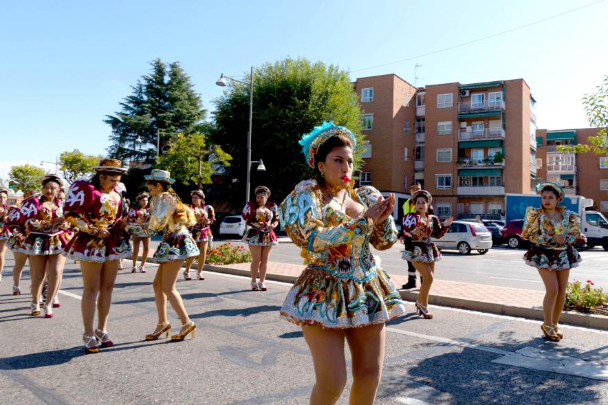 Desfile Festival Intercultural Día de la Hispanidad - Imagen de  un grupo de participantes con el traje típico del su país.