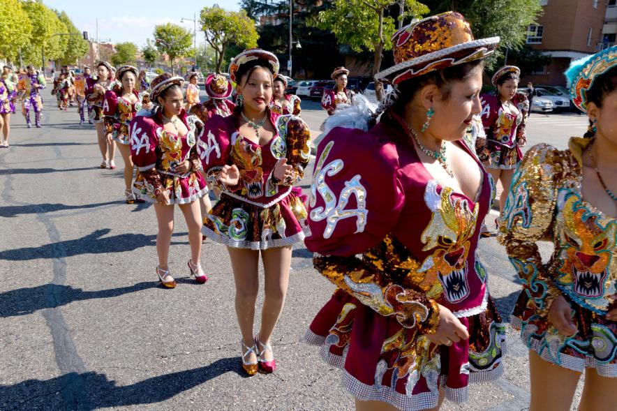 Desfile Festival Intercultural Día de la Hispanidad - Imagen de  un grupo de participantes con el traje típico del su país.