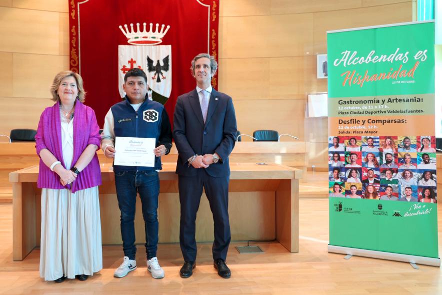 Entrega Diplomas Festival Intercultural Día de la Hispanidad - Posado del alcalde Retolaza, la concejal Tamayo junto a un  galardonado.