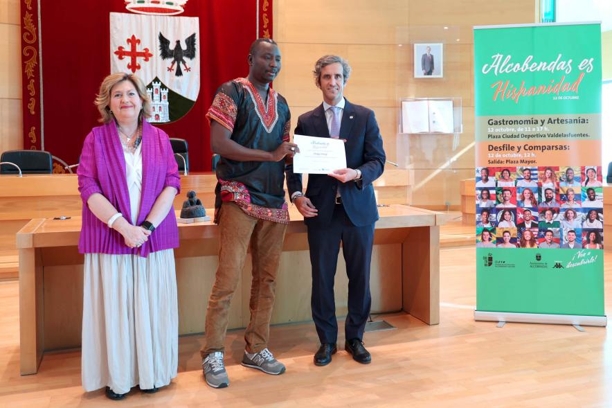 Entrega Diplomas Festival Intercultural Día de la Hispanidad - Posado del alcalde Retolaza, la concejal Tamayo con un galardonado.