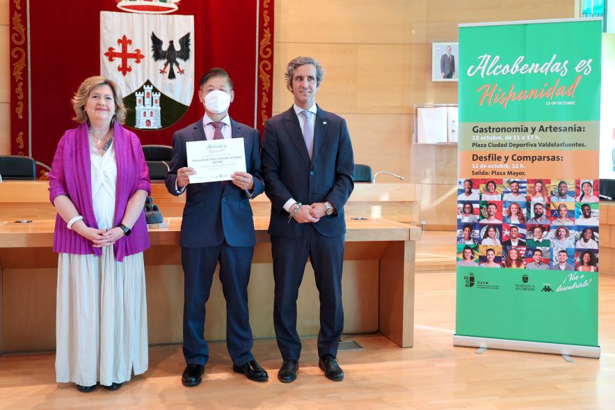 Entrega Diplomas Festival Intercultural Día de la Hispanidad - Posado de los diplomados con el alcalde Retolaza y la concejal Tamayo.