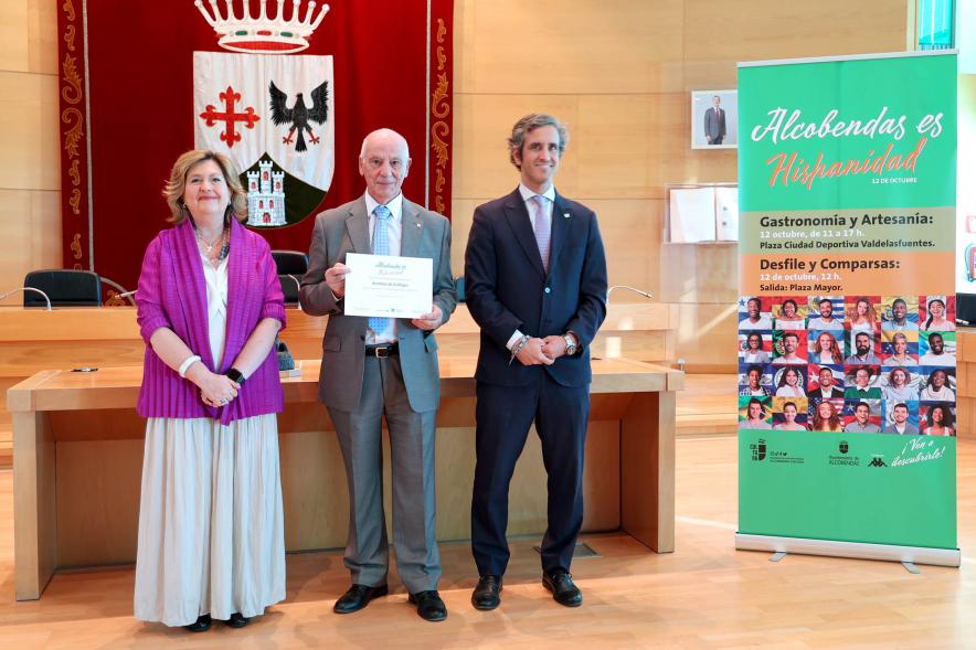 Entrega Diplomas Festival Intercultural Día de la Hispanidad - Posado de los diplomados con el alcalde Retolaza y la concejal Tamayo